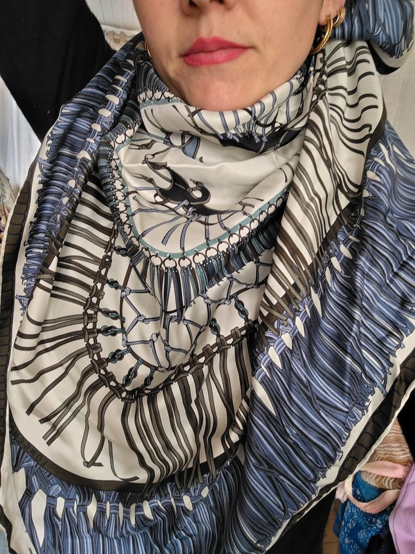 Carré en soie Longchamp - 90 x 90 cm - Bleu - État : Excellent