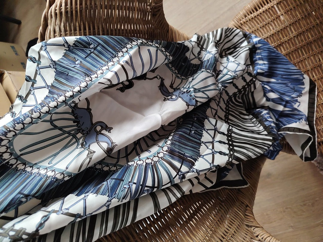 Carré en soie Longchamp - 90 x 90 cm - Bleu - État : Excellent