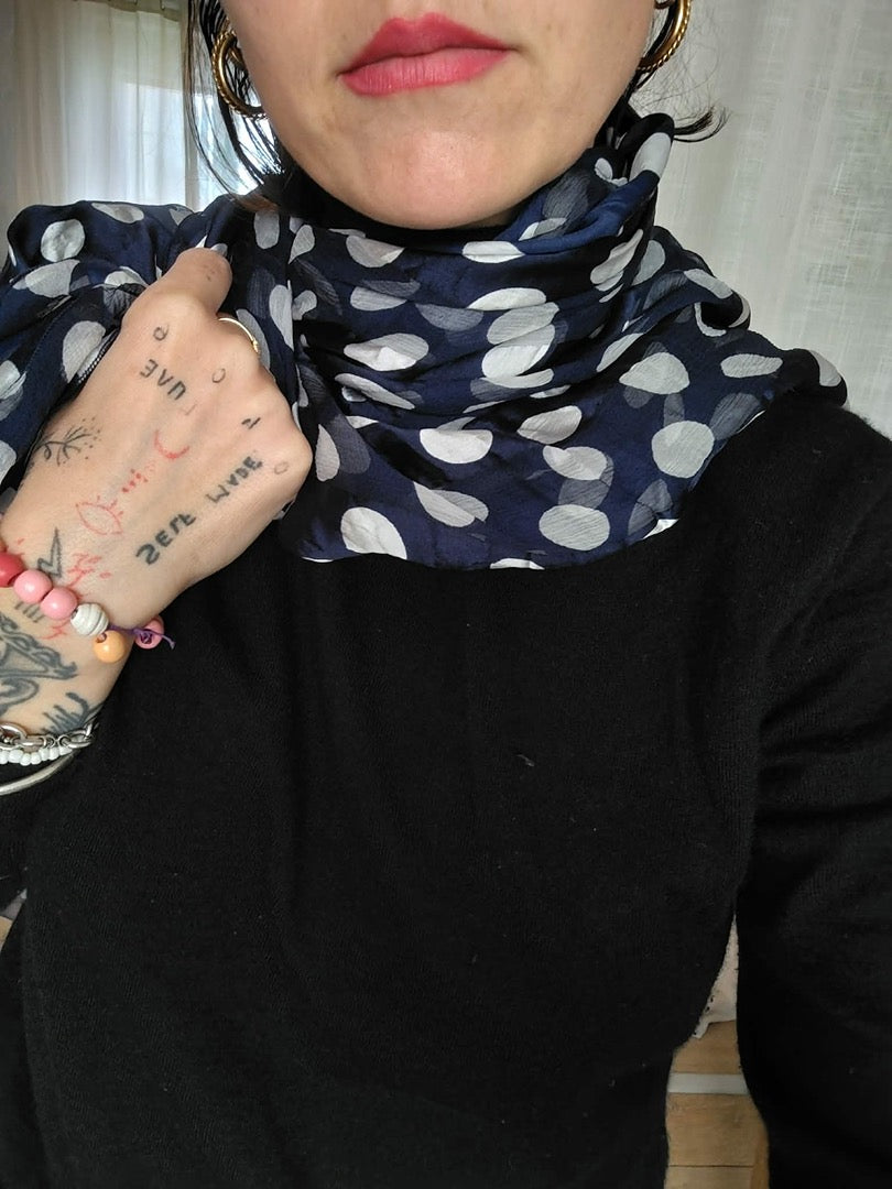 Foulard Pure Soie - Taille unique - Bleu marine - État : Excellent