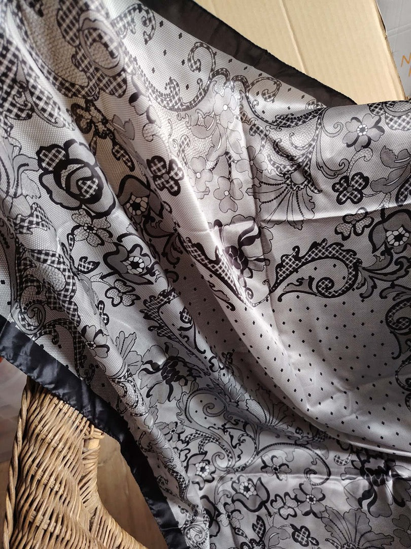 Foulard Laura Biagiotti - Taille unique - Noir - État : Excellent