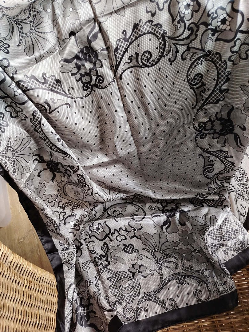 Foulard Laura Biagiotti - Taille unique - Noir - État : Excellent