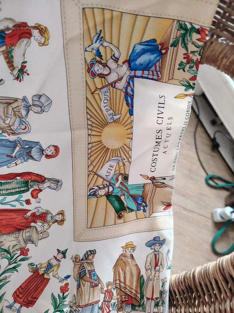 Carré de soie Hermès - 90 x 90 cm - Rouge - État : Excellent